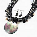 Shell Round Black Pendant W/Multi-Lines Necklace
